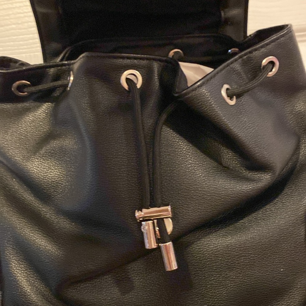 BNWT HOUSE OF HARLOW 1960 Chain Detail Faux Leather Black Women's Backpack - Picture 4 of 10